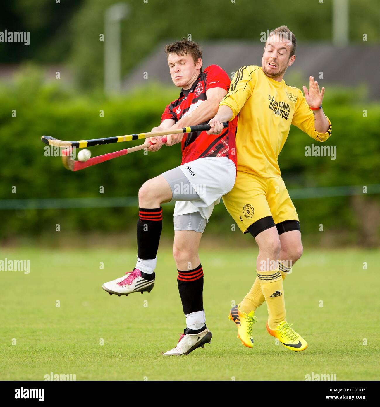 Euan Lloyd (sinistra) e Peter mcintyre (destra) Middlesbrough v Inveraray in Camanachd Cup Quarti di Finale, suonato a Blairbeg. Foto Stock