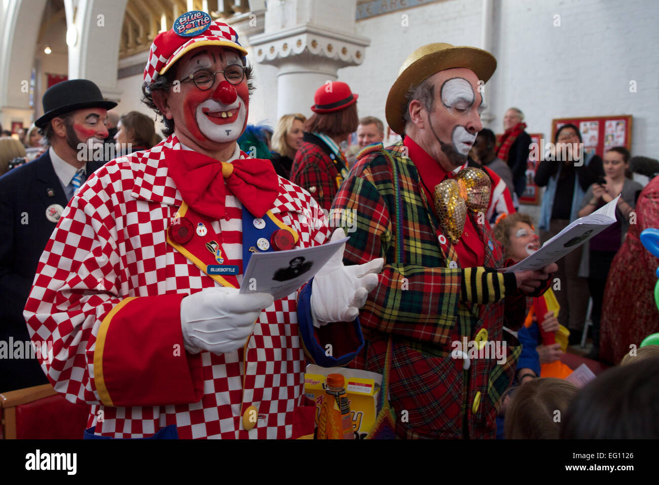 Regno Unito, Londra : Clown vestito in costume completo frequentare un servizio in memoria del celebrato clown Giuseppe Grimaldi che si tiene annualmente a una chiesa in Dalston, East London il 2 febbraio 2014. Foto Stock