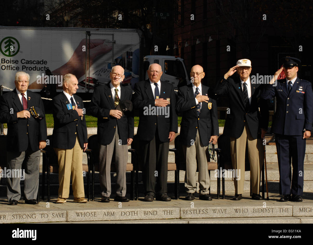 Il cap. Matthias Maggos, Air Force quartiere di Washington, e sei membri dell'Doolittle Raiders frequentare una corona che stabilisce una cerimonia in onore della USS Hornet presso la Marina Memorial, Washington, nov. 9, 2006. Il 18 aprile 1942 la Doolittle Raiders, guidato da allora Lt. Col. Jimmy Doolittle e un team di volontari 79 Raiders, dal XVII Gruppo di bombardieri e 89esimo squadrone di ricognizione, ha tentato quello che loro chiamano "una missione suicida." Questa missione segreta fu di portare uno squadrone di terra-base B-52 bombardieri carichi massimi carichi di bomba il decollo dall'USS Hornet. La Doolittle Raiders divenne il primo a Foto Stock