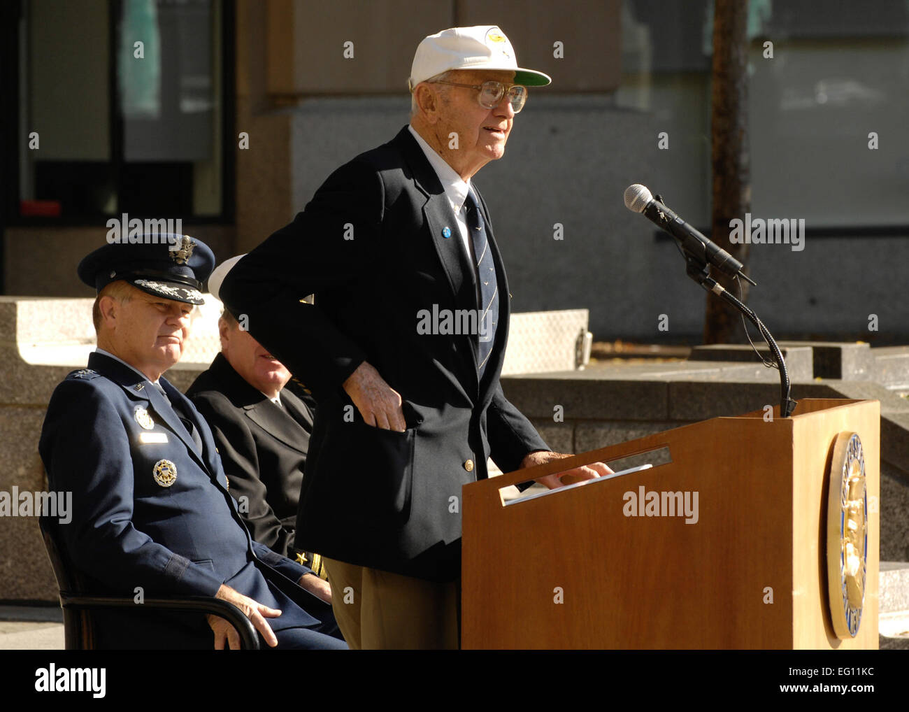 Ritirato il Mag. Gen. David Jones parla durante una corona che stabilisce una cerimonia in onore della USS Hornet presso la Marina Memorial, Washington, nov. 9, 2006. Il 18 aprile 1942 la Doolittle Raiders, guidato da allora Lt. Col. Jimmy Doolittle e un team di volontari 79 Raiders, dal XVII Gruppo di bombardieri e 89esimo squadrone di ricognizione, ha tentato quello che loro chiamano "una missione suicida." Questa missione segreta fu di portare uno squadrone di terra-base B-52 bombardieri carichi massimi carichi di bomba il decollo dall'USS Hornet. La Doolittle Raiders divenne il primo a bombardare il Giappone poiché l'attacco di Pearl Harbor. Il Doolittl Foto Stock