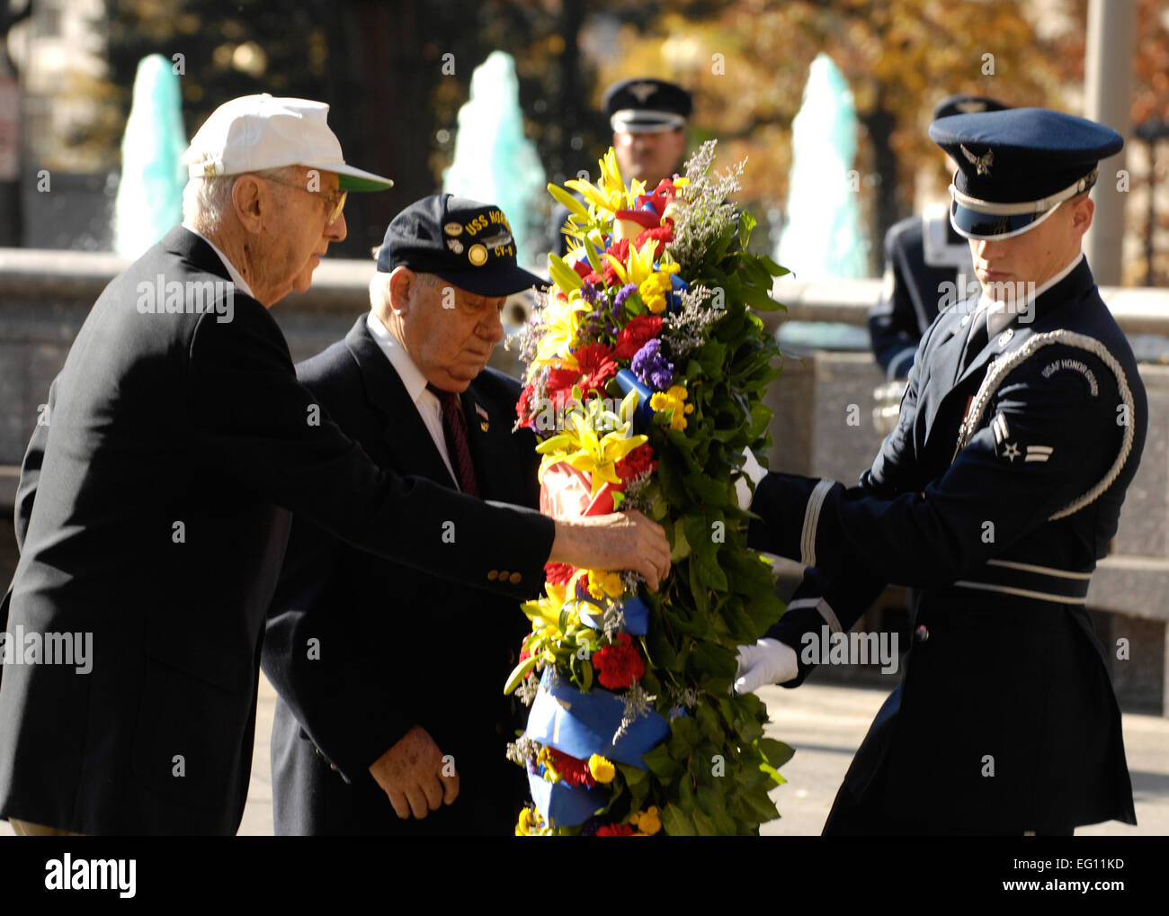 Ritirato il Mag. Gen. David Jones e Filippo Antoniello stabilire la corona in onore della USS Hornet presso la Marina Memorial, Washington, nov. 9, 2006. Il 18 aprile 1942 la Doolittle Raiders, guidato da allora Lt. Col. Jimmy Doolittle e un team di volontari 79 Raiders, dal XVII Gruppo di bombardieri e 89esimo squadrone di ricognizione, ha tentato quello che loro chiamano "una missione suicida." Questa missione segreta fu di portare uno squadrone di terra-base B-52 bombardieri carichi massimi carichi di bomba il decollo dall'USS Hornet. La Doolittle Raiders divenne il primo a bombardare il Giappone poiché l'attacco di Pearl Harbor. La Doolittle Foto Stock