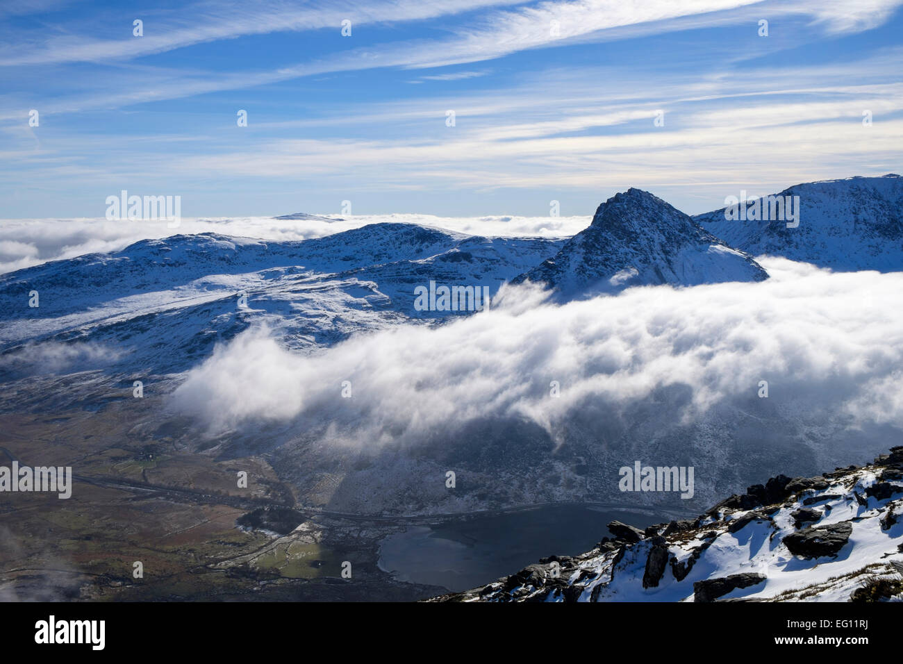 Basse nubi e nebbia moto vorticoso intorno al monte Tryfan sopra Ogwen valle durante un'inversione della temperatura in wild Snowdonia (Eryri) montagne. Wales UK Foto Stock