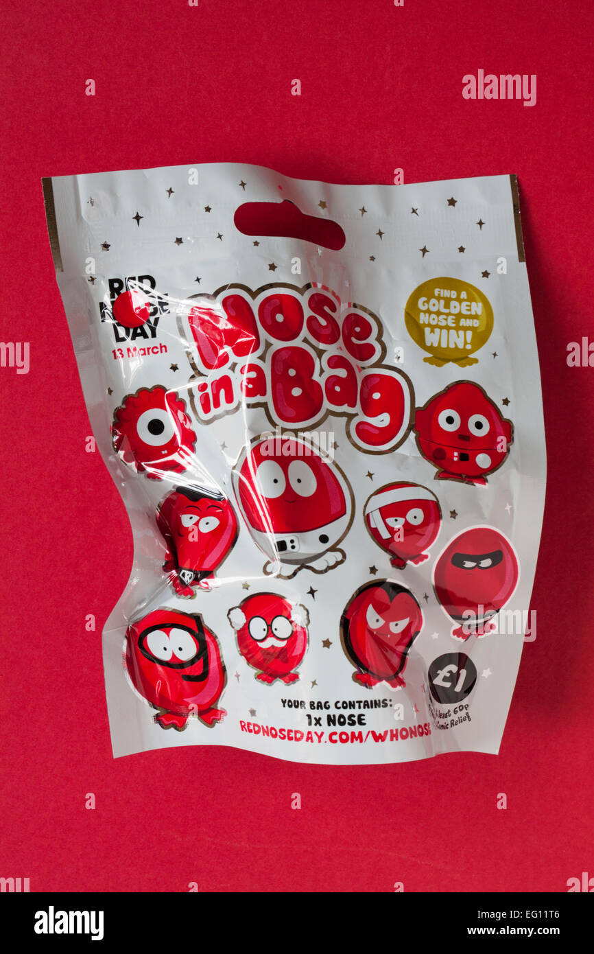 Naso in una borsa trovare un naso dorato e vincere pronto per il Red Nose Day il 13 marzo per rilievo Comic isolato su sfondo rosso Foto Stock