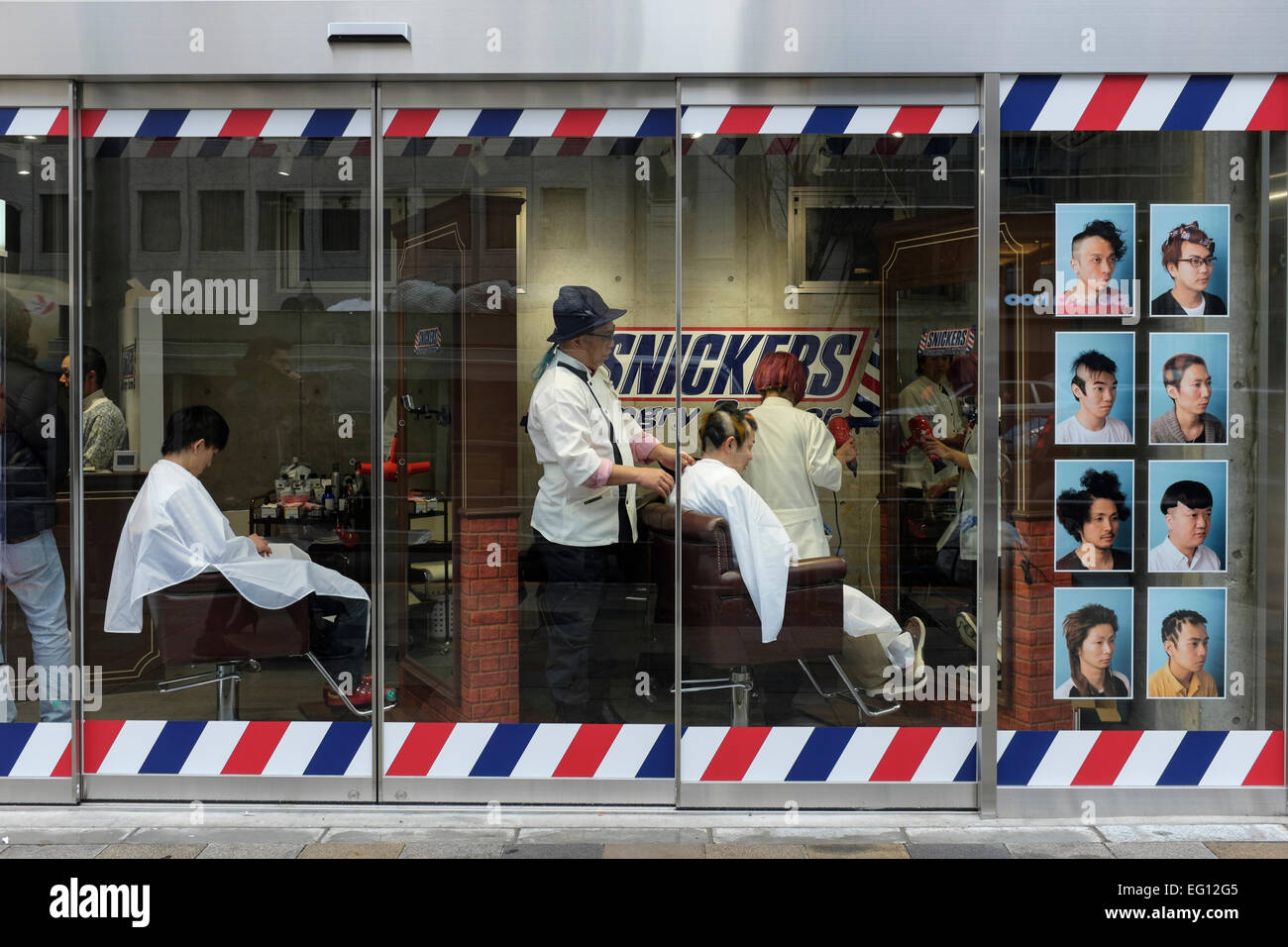 Barber shop in Omotosando con finestra di visualizzazione di quirky acconciature. Omotosando è conosciuto come uno dei principali :vetrine architettonici al mondo dotato di una moltitudine di alta moda flagship store. Tokyo, Giappone. Foto Stock