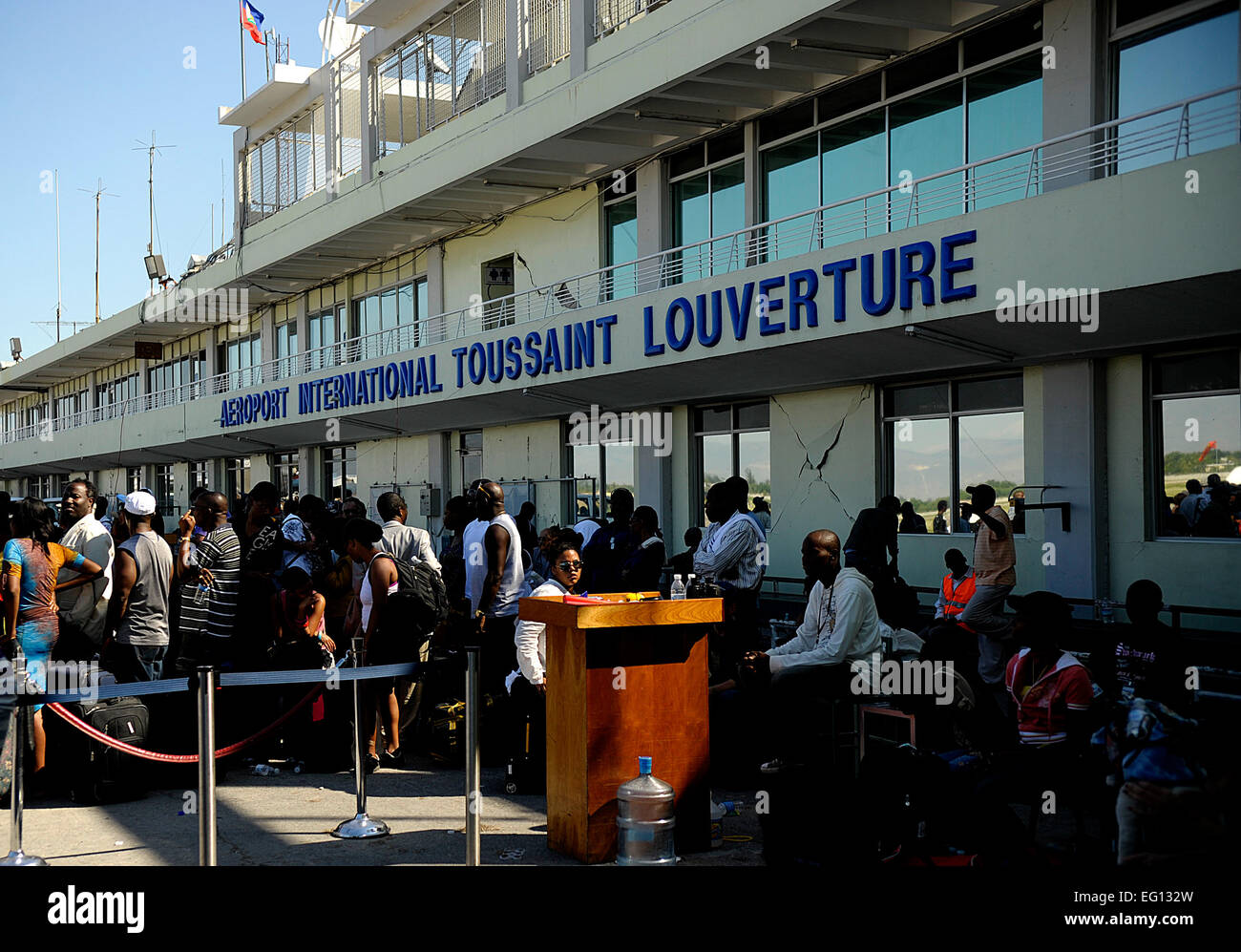 I cittadini statunitensi che vivono in Haiti attendere di essere evacuata dal Troussaint Louverture International Airport, Haiti, Gennaio 15, 2010. Un terremoto ha devastato gran parte della capitale Port au Prince. Da Master Sgt. Russell E. Cooley IVReleased Foto Stock