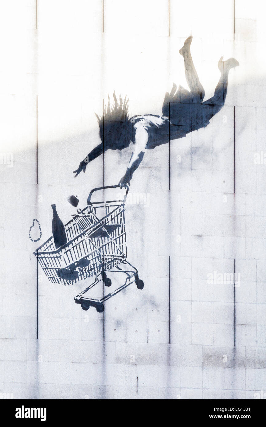 British artista di strada Banksy's stencil mostra una donna shopper e carrello Caduta da altezza, a Mayfair, Londra Foto Stock