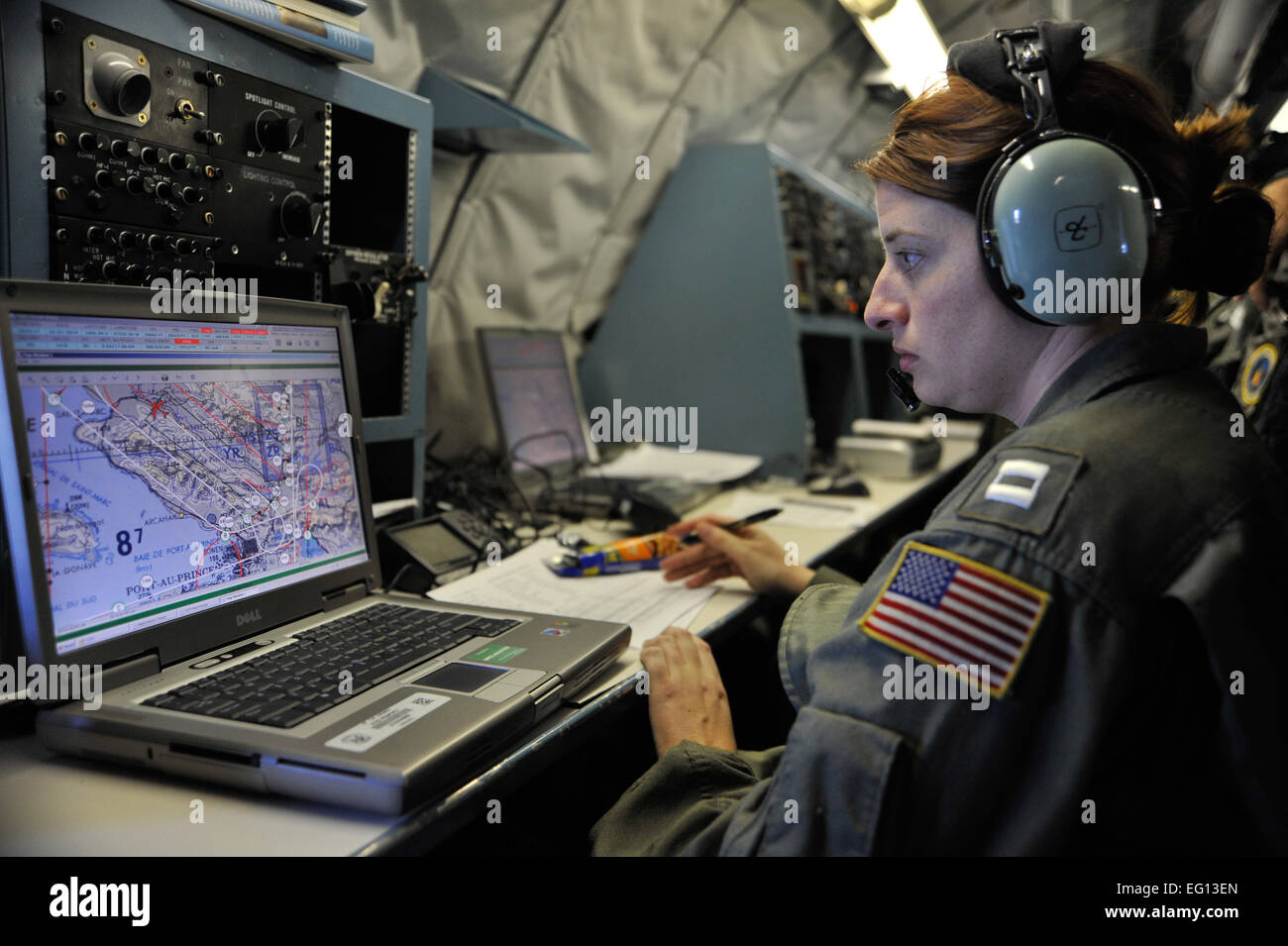 Navy Lt. Betania Baker, Fort Belvoir, VA. La difesa di riduzione della minaccia di agenzia, vice comandante della missione, monitora la OC-135B velivoli di osservazione' posizione utilizzando un GPS portatile e Jan 16, 2010 su Haiti. Normalmente usato per osservare le attività militari di servicemembers con Open Skies trattato, OC-135B equipaggio ha volato una missione di osservazione su Haiti a sostegno degli sforzi di soccorso dopo che il paese è stato scosso da un terremoto 7.0. Airman 1. Classe Perry Aston Foto Stock