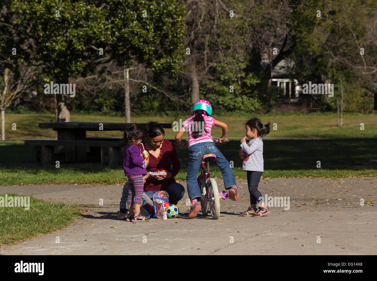 Persone di origine ispanica, famiglia, madre e figli, Pioneer Park, Novato, California, Stati Uniti, America del Nord Foto Stock