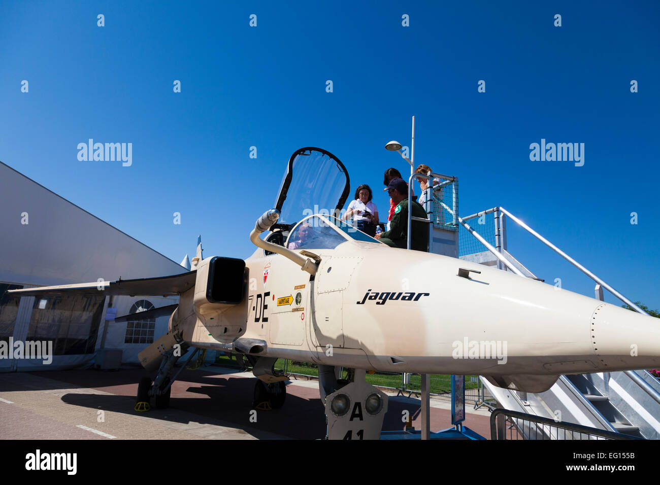 Per i visitatori in cerca di un cockpit di Jaguar da combattimento aereo sul display nel caso in Royan Foto Stock