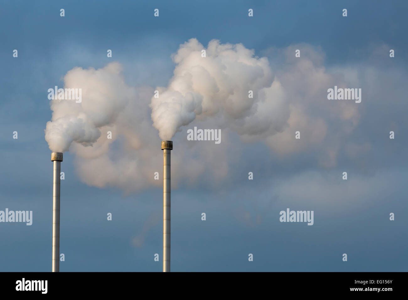 Vapore dalla stazione elettrica geotermica, energia pulita Foto Stock