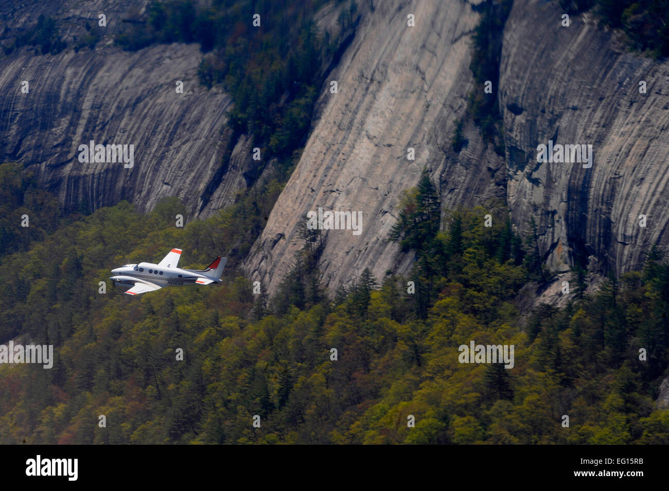 Un U.S. Forest Service Beechcraft King Air ricerche per una zona da utilizzare come un incendio simulato per un U.S. Air Force C-130 Hercules cargo aereo che è dotato di un elemento modulare di Airborne impianto antincendio MAFFS durante un volo di formazione su North Carolina, aprile, 30, 2010. MAFFS è un ritardante del fuoco sistema di erogazione inserita in H e J modello C-130s per convertirli in navi cisterna per il trasporto di aria in grado di trasportare 3.000 galloni di o ritardante di acqua che può essere scaricata in meno di cinque secondi. Il personale Sgt. Michael B. Keller Foto Stock