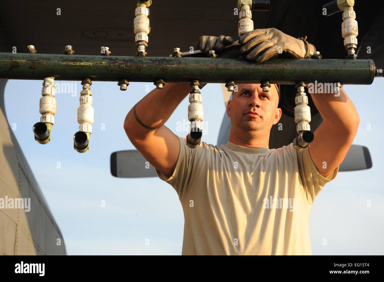 U. S. Air Force Staff Sgt. Jeremy Rogers, un C-130 Hercules antenna velivoli aeromobili a spruzzo manutentori dalla 910ma Manutenzione aeromobili squadrone a Youngstown-Warren aria stazione di riserva, Ohio, cambia uno spray nasale su un C130 Irroratrice antenna , sulla pista di Stennis International Airport, Miss, il 10 maggio 2010. Membri della 910ma Airlift Wing AW sono in Mississippi per assistere con la Deepwater Horizon fuoriuscite di olio. La 910ma AW è specializzata in aerial spray e il Dipartimento della Difesa è solo a larga area ad ala fissa spray antenna unità. Tech. Sgt. Prentice Colter Foto Stock