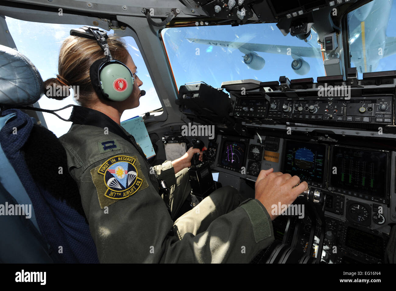 Il cap. Jamie Turner si prepara a impegnare una C-17 Globemaster III in aereo il rifornimento di carburante con una KC-135 dal 134Air Refuelling Squadron fuori McGee Tyson Tennessee, durante un percorso di volo forma di missione comune di base, Charleston S.C., Sett. 15, 2010. Capitano Turner è stato selezionato come uno dei 1.800 Iroman del Campionato del Mondo di concorrenti. Essa metterà alla prova il suo fisico e mentale di endurance contro una delle più grandi sfide che il mondo dello sport ha da offrire. Capitano Turner nuotare a 2,4 miglia attraverso le onde del mare, bike 112-miglia ed eseguire un 26.2-mile maratona attraverso la lava difficili terreni coperti di. Capitano Turner è un Foto Stock