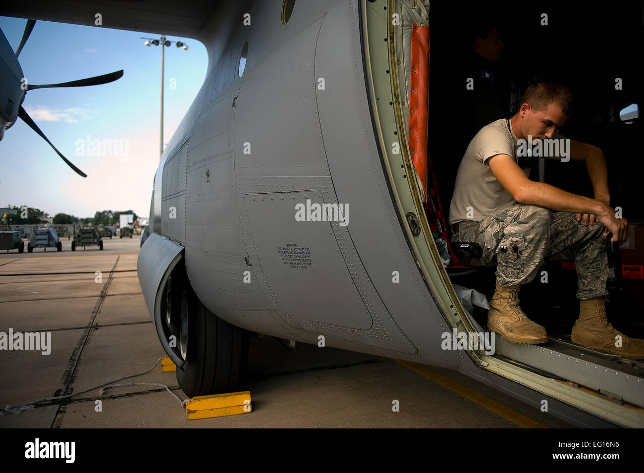 Un aviatore da 403squadrone manutenzione, a Keesler AFB, Miss., si prepara a distribuire alle Isole Vergini per raccogliere i dati sull uragano Igor attualmente fuori nei Caraibi sett. 15, 2010. Conosciuto come il "Hurricane Hunters", la 53rd WRS è il solo unità operative nel mondo battenti meteo ricognizione su una base di routine. Il personale Sgt. Michael B. Keller Foto Stock