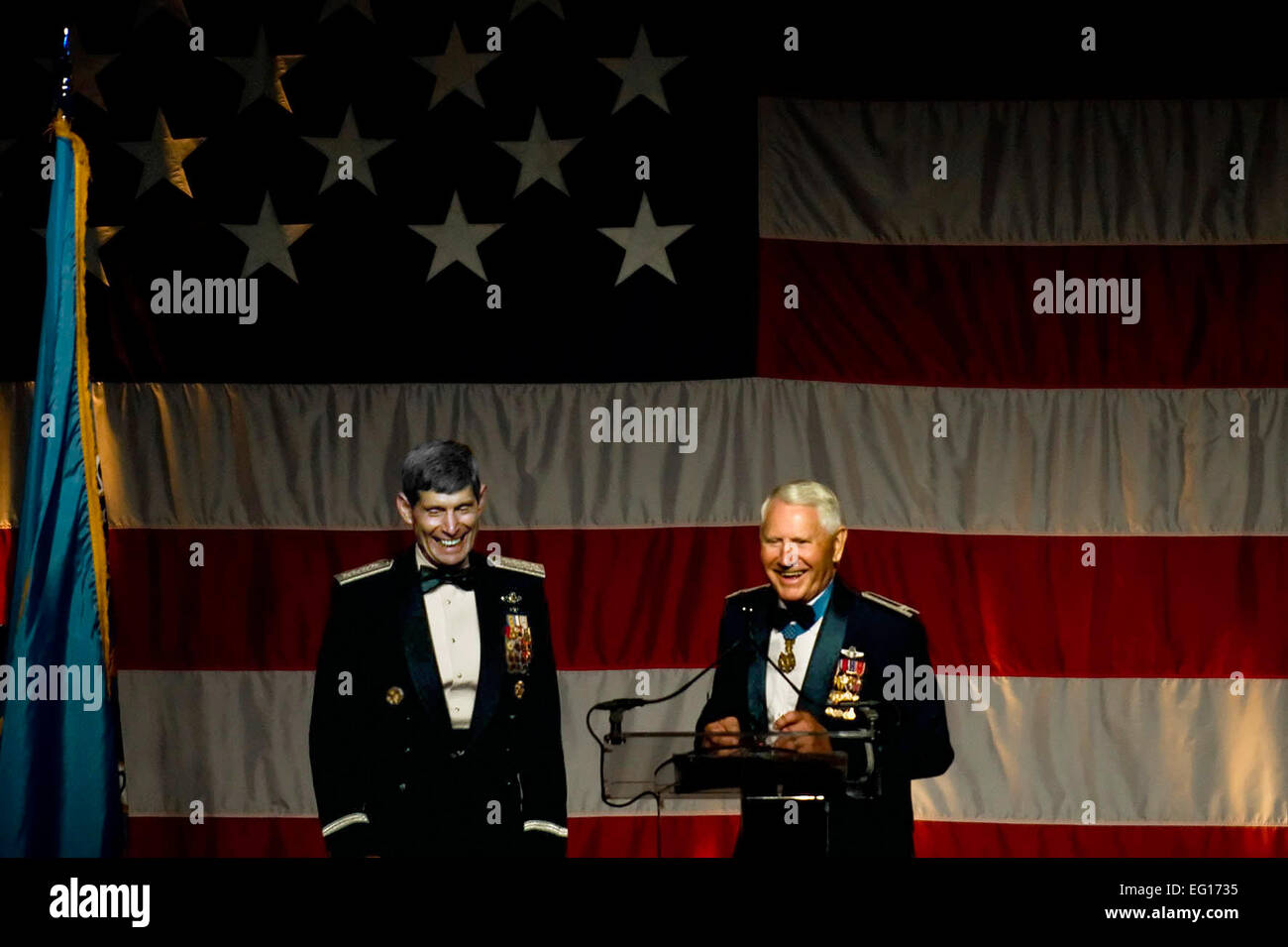 Medal of Honor destinatario e pensionati Air Force Col. Leo Thorsness destra introduce aria forza capo del personale gen. Norton Schwartz durante il 2010 Medal of Honor Convenzione Patriot Award Dinner presso la zona di Charleston Convention Center di Charleston S.C., il 2 ottobre, 2010. General Schwartz è stato presentato il Patriot Award all'evento, che egli ha accettato a nome di tutti servicemembers e le loro famiglie. La convenzione annuale è ospitato ogni anno da una città diversa in onore di entrambi Medal of Honor destinatari e di tutto il personale militare degli Stati Uniti. Tech. Sgt. Adrian Cadice Foto Stock