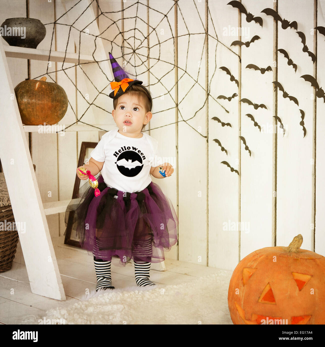 Bambina in costume Halloween strega in una vacanza Foto Stock