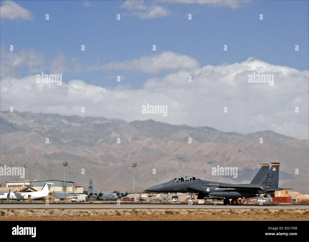 Un F-15E Strike Eagle pilotato da U.S. Air Force Capt. Frank Fryar, 336a Expeditionary Fighter Squadron, U.S. Esercito il Mag. Gen. John F. Campbell, Combined Joint Task Force 101, del comando regionale del comandante Est, Campbell ha volato con Fryar su Afghanistan orientale per acquisire familiarità con le funzionalità di F-15, che prevede di chiudere-supporto aereo ai soldati Campbellís lavorando sul terreno. Stati Uniti Air Force foto/Tech. Sgt. M. Erick Reynolds Foto Stock