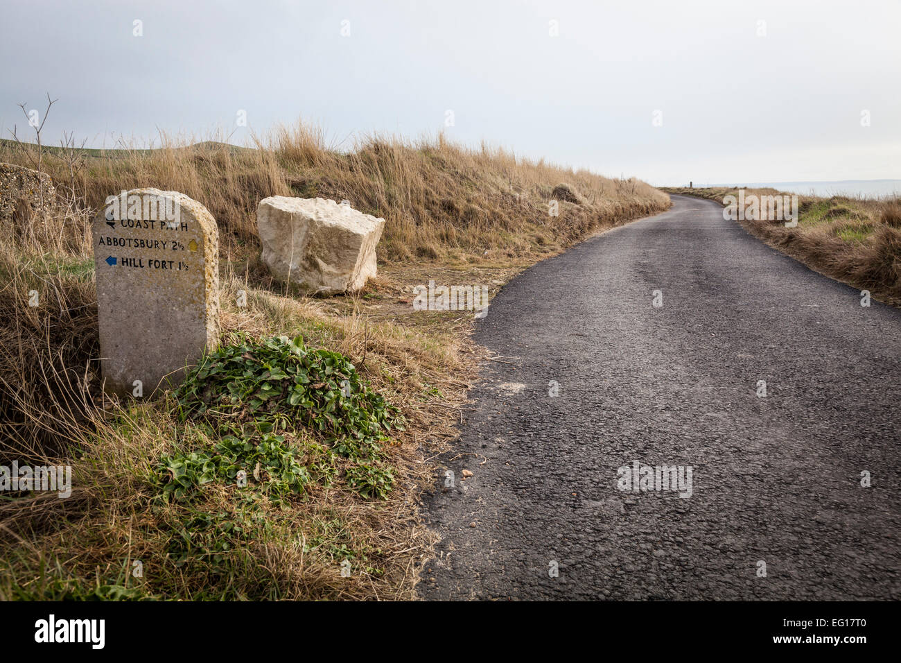 Milepost pietra accanto al sud-ovest della via costiera oltre a Chesil Beach. Foto Stock