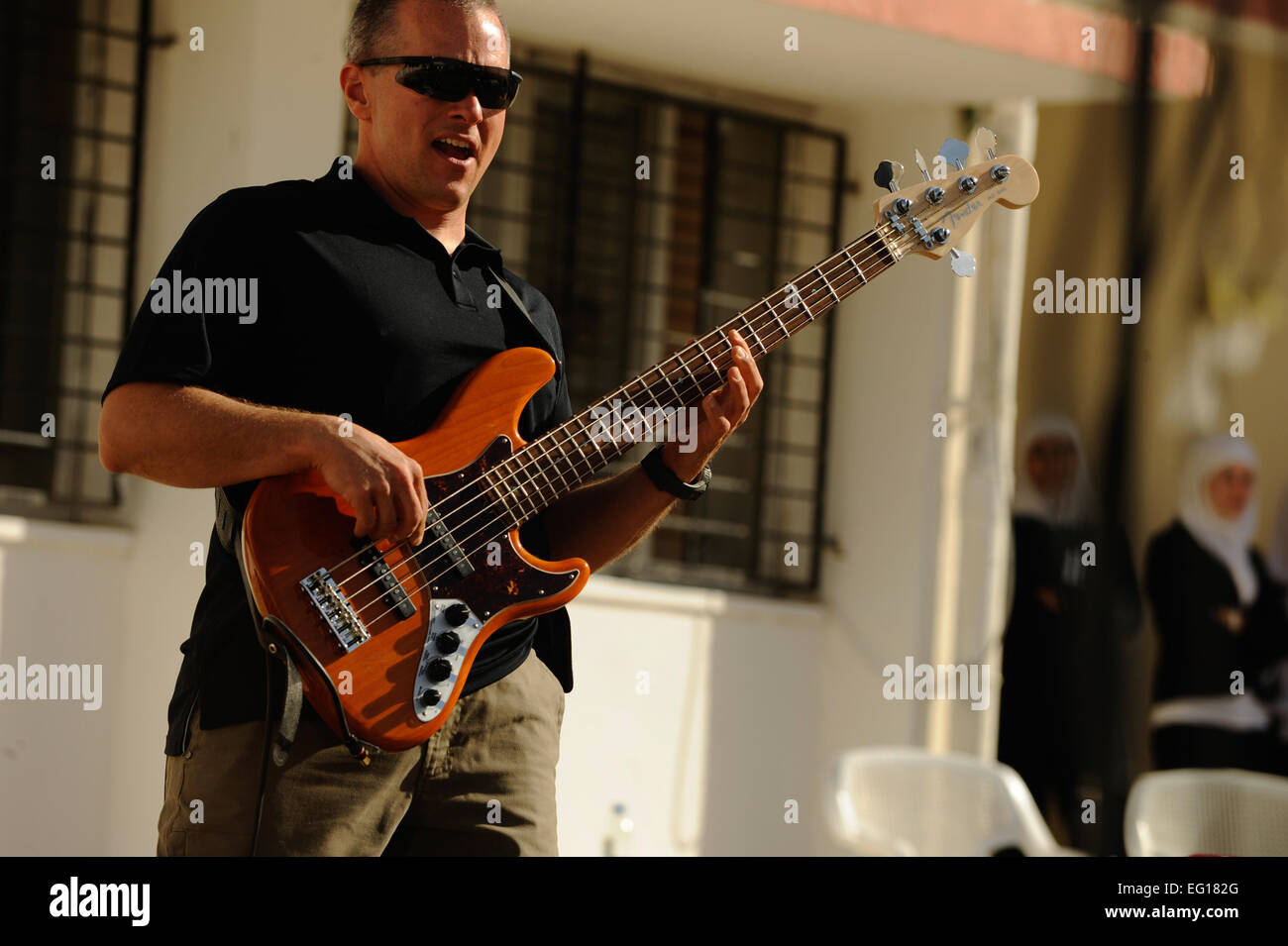 Stati Uniti Air Force Staff Sgt. Joe Whitt dall'U.S. Forze Aeree fascia centrale "Galaxy" suona il basso durante una performance per gli studenti di Fatime Zahra' scuola per ragazze in Amman, Giordania, Ott. 27, 2010. Galaxy effettua per un pubblico in tutto il sud-ovest Asia per aiutare a costruire relazioni con i partner internazionali. Il personale Sgt. Eric Harris Foto Stock