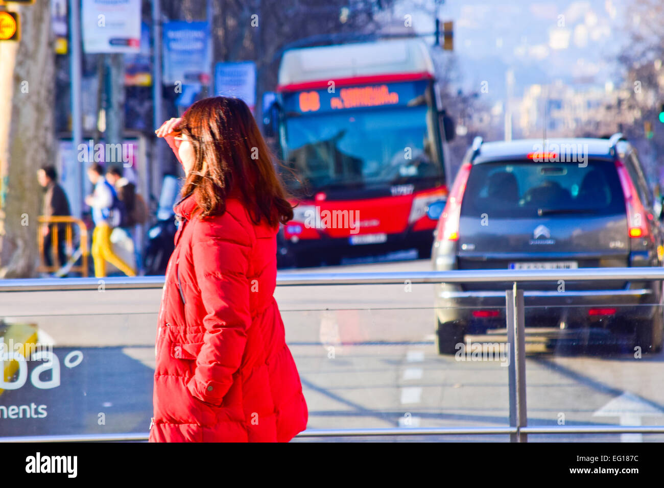 Donna con red giacca a vento. Barcellona, in Catalogna, Spagna Foto Stock