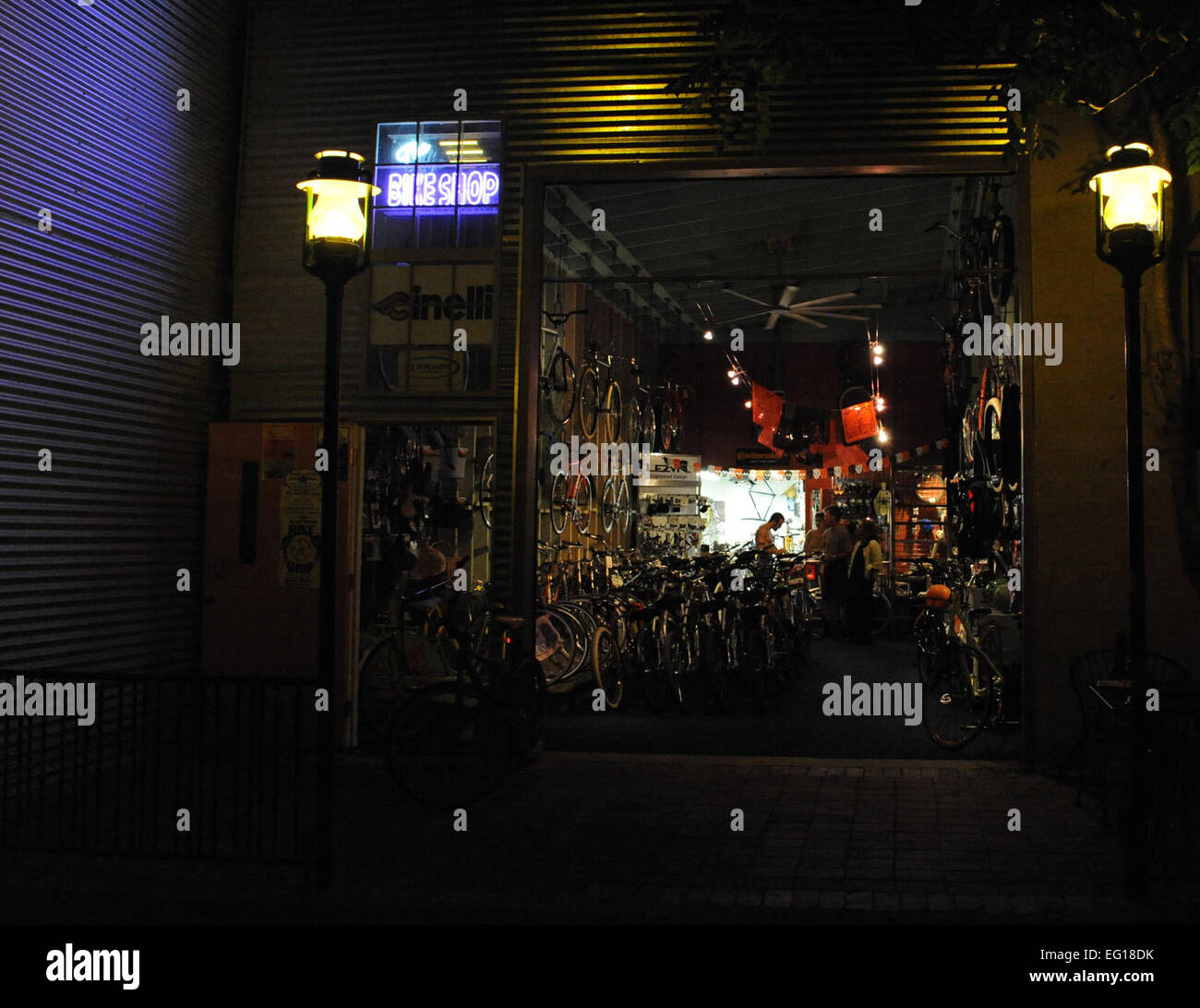 I santi patroni della Blue Star Bike Shop condurre affari come il negozio illumina con la luce della sera ott. 27, 2010. Per gli ultimi cinque anni, il negozio si è specializzata nella manutenzione della comunità locale fornendo unico personalizzato biciclette di diversi stili, anni e modelli. Inoltre, il negozio ospita comunità bike-eventi correlati, e partner con scuole locali per fornire bike condividere programmi. Il personale Sgt. Nathan Allen Foto Stock