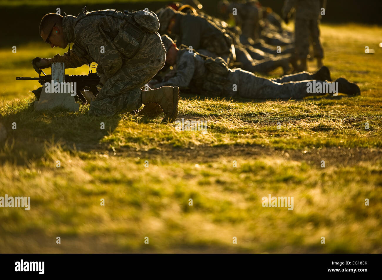 Il personale Sgt. Sean Hooper effettua le regolazioni alla sua M4 carbine durante il fucile La formazione ott. 29, 2010, a Camp Bullis, Texas. Questi aviatori stanno attraversando il combattimento Corso di leadership, che insegna loro una varietà di competenze, aiutandoli a essere un maggiore successo del team leader. U.S foto/Staff Sgt. Jonathan Snyder Foto Stock