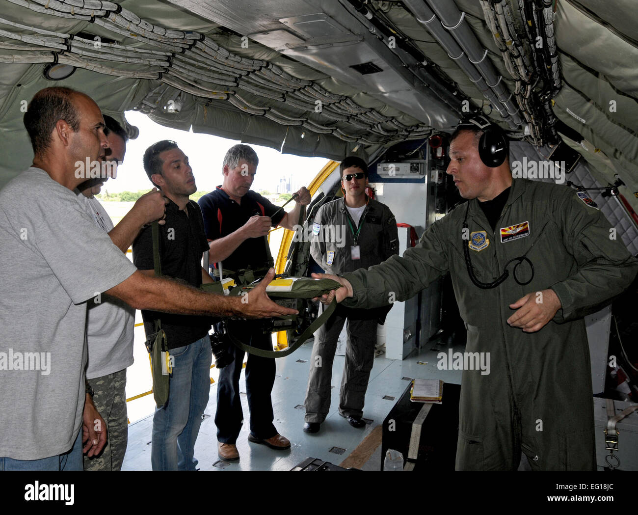 Stati Uniti Air Force Master Sgt. Ken Daughenbaugh, un braccio operatore per la 161Air Refuelling Wing ARW fuori di Phoenix, in Arizona, conduce un briefing sulla sicurezza per un media locali equipaggio prima di una missione di rifornimento nov. 12, 2010. La 161ARW partecipa CRUZEX V, o Cruzeiro do Sul Southern Cross. CRUZEX è un multi-nazionale esercizio combinato che coinvolgono le forze aeree di Argentina, Brasile, Cile, Francia e Uruguay, osservatori provenienti da numerosi altri paesi con più di 82 aeromobili e quasi 3 mila aviatori coinvolti. Master Sgt. Kelly Deitloff Foto Stock