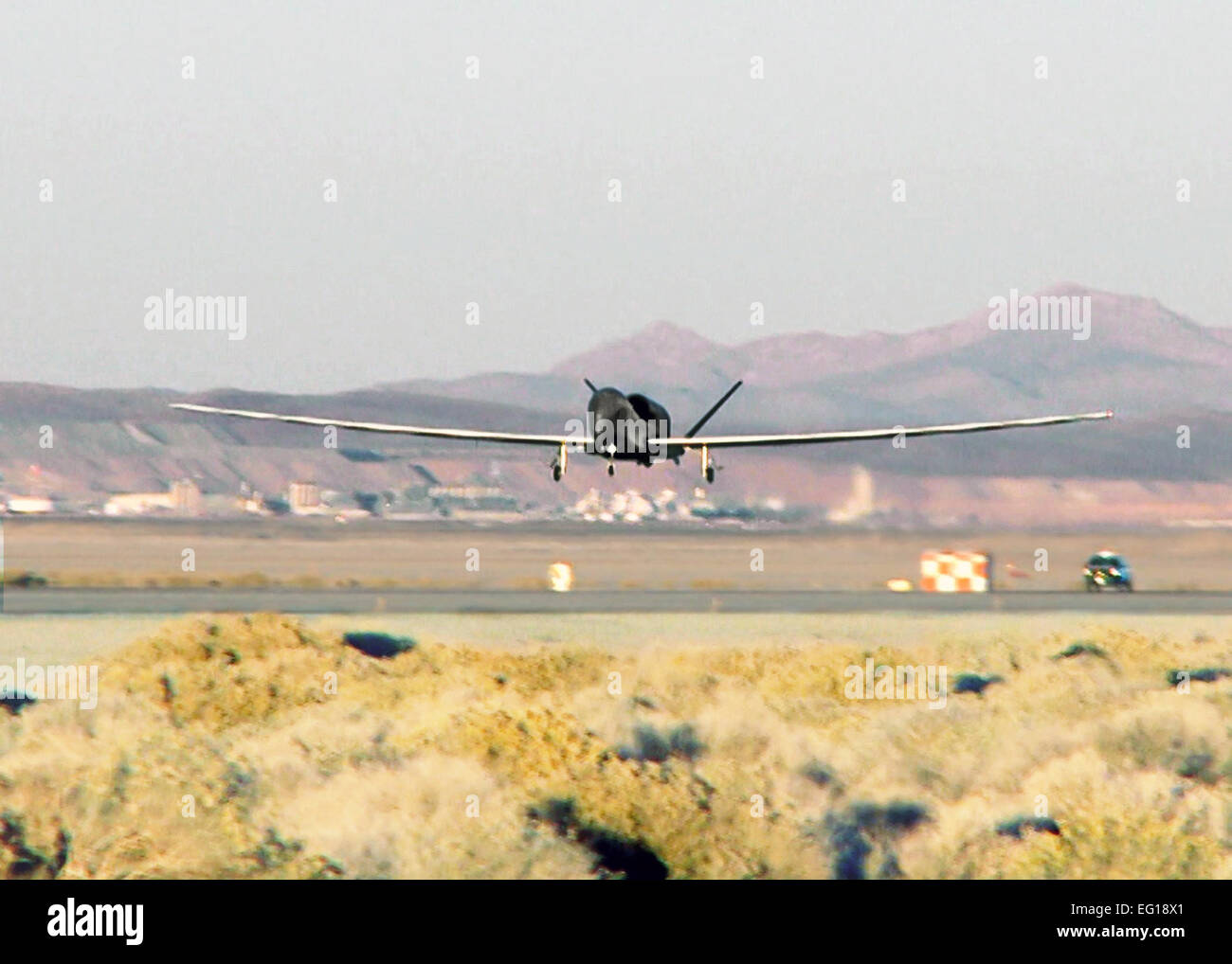 Un U.S. Air Force RQ-4 Global Hawk, come quello illustrato qui, completato una 32 ore di volo di prova utilizzando un carburante alternativo miscela, nov. 23, 2010, alla Edwards Air Force Base in California La distanza del velivolo pilotato è l'ultima piattaforma di essere testato per la certificazione per l'uso sintetiche Fischer-Tropsch paraffinico di kerosene combustibile. Jet Fabara Foto Stock