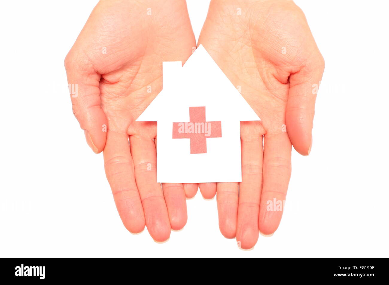 Mani casa di carta con il rosso segno a forma di croce, di un concetto per la medicina e sanità per la famiglia Foto Stock