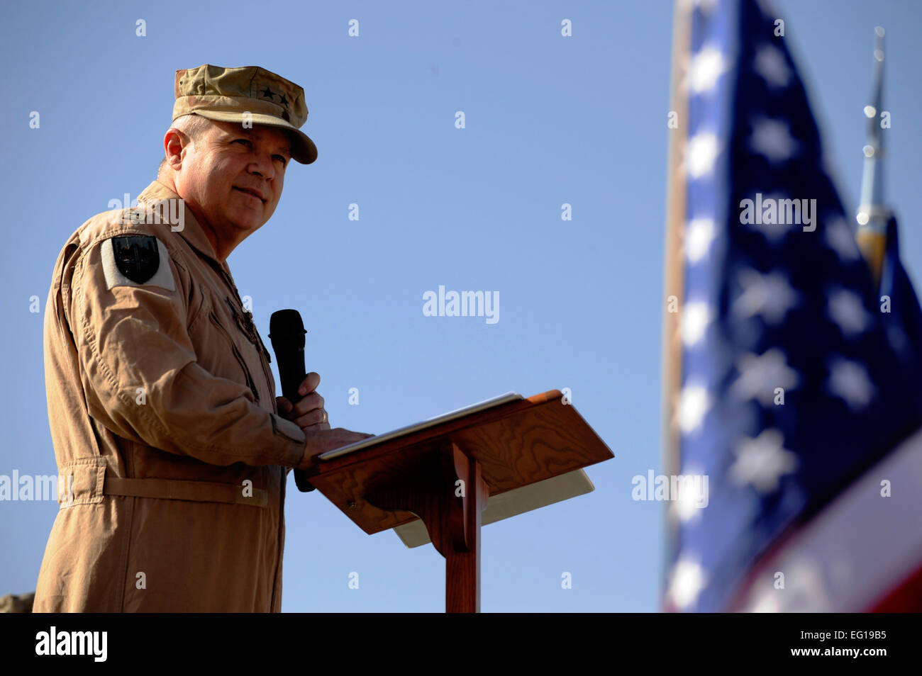 Stati Uniti Air Force Il Mag. Gen. Charles Lyon, vice comandante-aria di U.S. Forces-Afghanistan, e comandante del 9 Aria e spazio attività Expeditionary Force-Afghanistan, parla ai partecipanti a un nastro-cerimonia del taglio ad aprire ufficialmente la lunghezza completa del Shindand Air Base pista, Dic 20, 2010. La pista al progetto di ricostruzione sostituito un danneggiato pista costruita nel 1961 dalla Russia. Il personale Sgt. Eric Harris Foto Stock