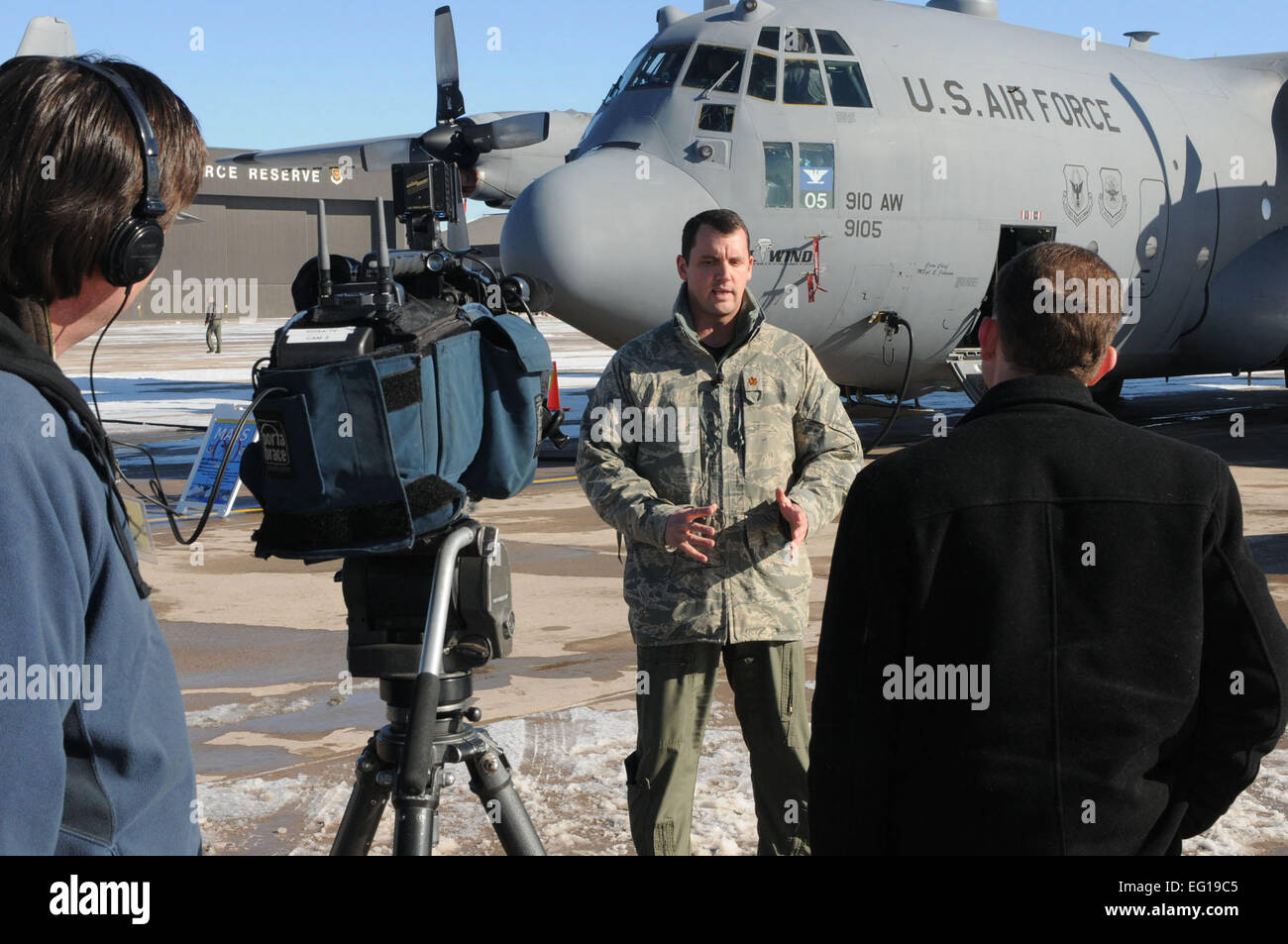 Stati Uniti Air Force Il Mag. Phil Townsend dalla 910ma Airlift Wing, Youngstown riserva d'aria di base, Ohio, è intervistato da Colorado Springs media durante l'Air Force comando Reserve missione speciale conferenza presso la Base Aerea Peterson, Colo., GEN 12-13, 2011. La conferenza è stata progettata per condividere le lezioni apprese, riesaminare le politiche e procedure e affrontare le problematiche di supporto più comuni coinvolti con il meteo di ricognizione aerea, spray e antenna missioni di estinzione. Tech. Sgt. Daniel Butterfield Foto Stock