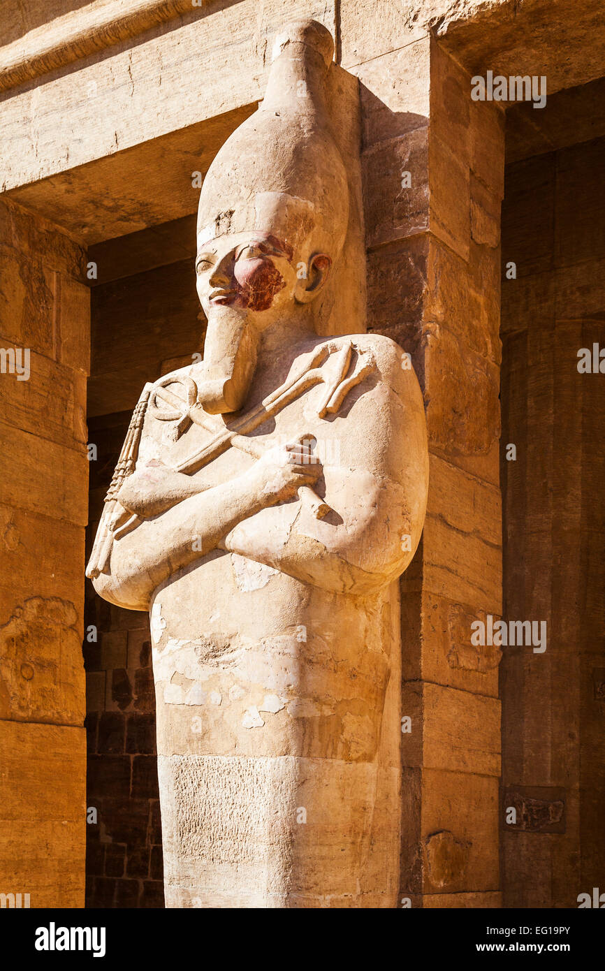 Statua di Osiride al Tempio della Regina Hatshepsut a Deir el-Bahari in Egitto. Foto Stock