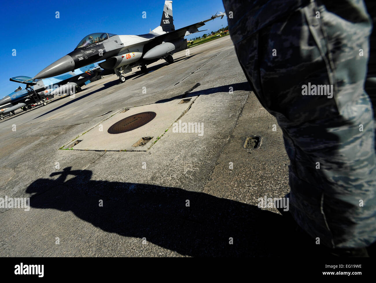 Stati Uniti Air Force Senior Airman Randy Sims, 354Manutenzione aeromobili squadrone, F-16 Fighting Falcon capo equipaggio, attende il segnale in modo che egli è in grado di dirigere il pilota fuori dalla posizione di parcheggio, durante il fronte nord esercizio, Feb 21, 2011. Gli Stati Uniti Air Force e il giapponese Aria forza di autodifesa condotta a far fronte nord annualmente presso Andersen Air Force Base, Guam per aumentare la prontezza di combattimento e di concentrazione di interoperabilità in materia di coordinamento e di valutazione delle tattiche di aria, le tecniche e le procedure. Il personale Sgt. Angelita M. Lawrence Foto Stock