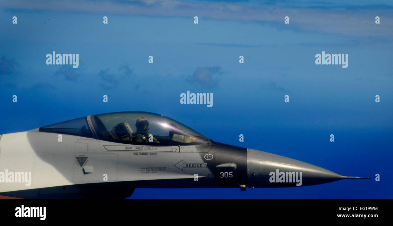 Un U.S. Air Force F-16D Fighting Falcon assegnato al XVIII Aggressor Squadron, Eielson Air Force Base in Alaska, decolla da Andersen Air Force Base di Guam, 21 febbraio, 2011. Gli Stati Uniti Air Force e il giapponese Aria forza di autodifesa condotta a far fronte nord annualmente presso Andersen per aumentare la prontezza di combattimento e interoperabilità, concentrandosi sul coordinamento e la valutazione delle tattiche di aria, le tecniche e le procedure. Il personale Sgt. Angelita M. Lawrence Foto Stock