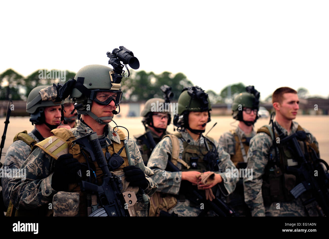 Un U.S. Air Force team assegnato al primo Special Operations Support Squadron al campo Hurlburt Fla., ascolta un briefing di volo prima di volare una missione su un CH-47 elicottero Chinook 2 marzo durante il guerriero di smeraldo 2011. Il Guerriero di smeraldo è un annuale, di due settimane giunto/combinato esercizio tattico sponsorizzato da U.S. Il comando Operazioni speciali progettati per sfruttare le lezioni apprese da operazioni irachene e Enduring Freedom di fornire personale addestrato e pronto a forze combattenti dei comandanti. Stati Uniti Air Force photo by Staff Sgt. Andy M. Kin Foto Stock