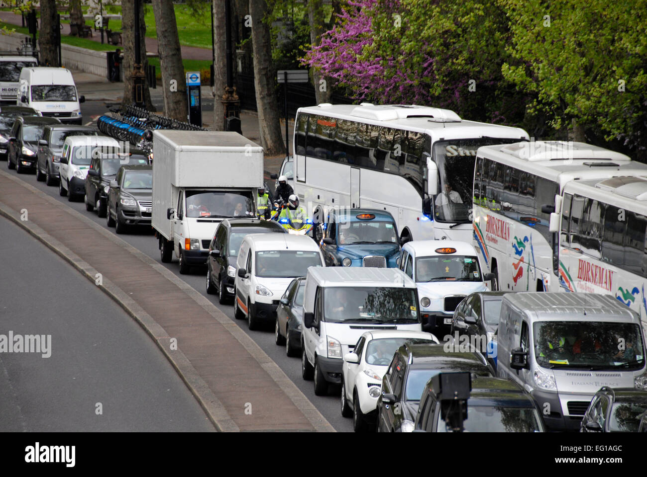 La congestione del traffico sul Tamigi Embankment, Londra, Inghilterra Foto Stock