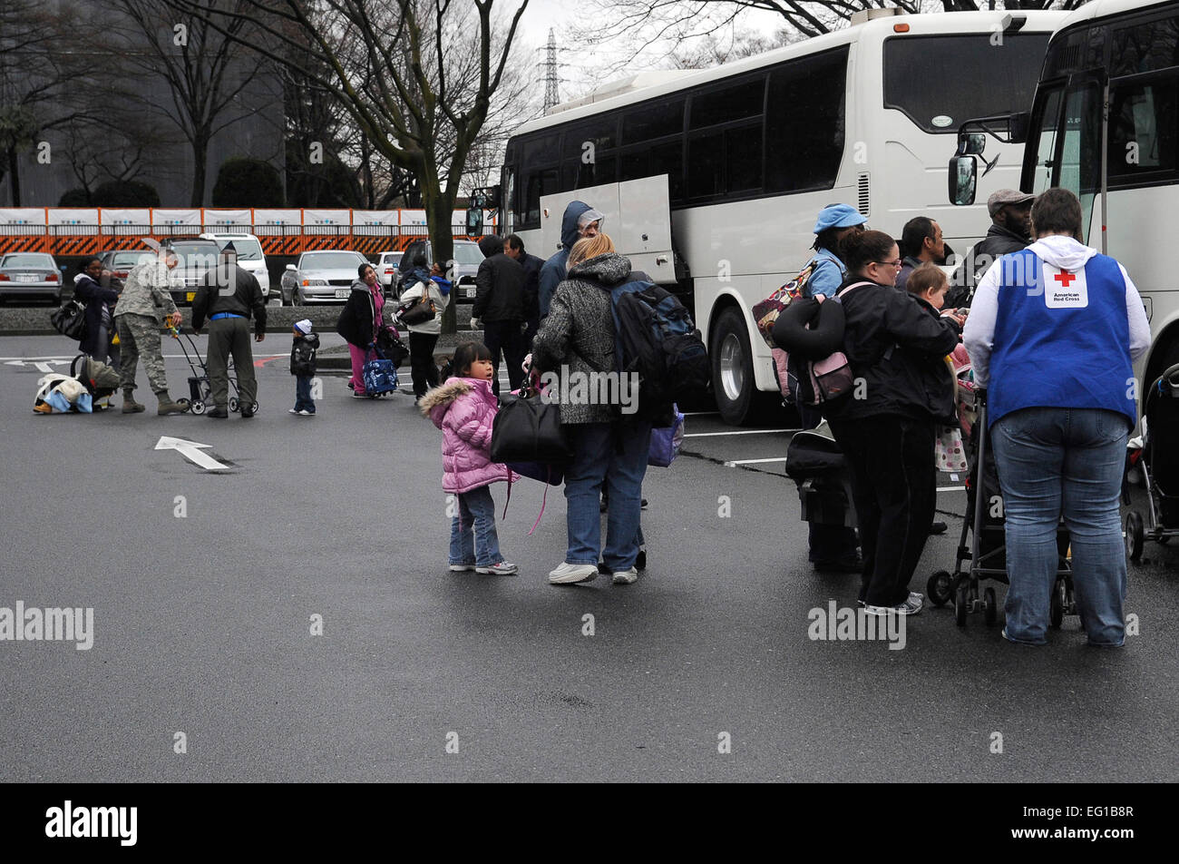 Famiglie militari da le attività della flotta Yokosoka, Giappone, carico autobus presso il club arruolato su Yokota Air Base, Giappone, come parte di un sistema volontario di partenza da Yokota il 22 marzo 2011. Master Sgt. Jeromy K. Cross Foto Stock