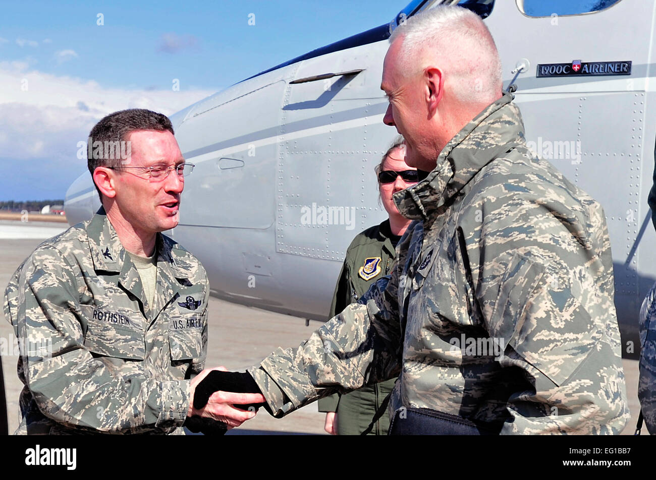 BASE AEREA DI MISAWA, Giappone -- il Col. Michael Rothstein, comandante dell'ala del 35esimo Fighter, scuote le mani con il Maestro Capo Sgt. Andy Kaiser, forze USA Giappone e 5 ° Air Force capo al suo arrivo marzo 23. Il capo Kaiser ha visitato la base aerea di Misawa per un breve tour di base per scoprire come la base sta supportando l'operazione Tomodachi. Staff Sgt. Marie BrownReleased Foto Stock