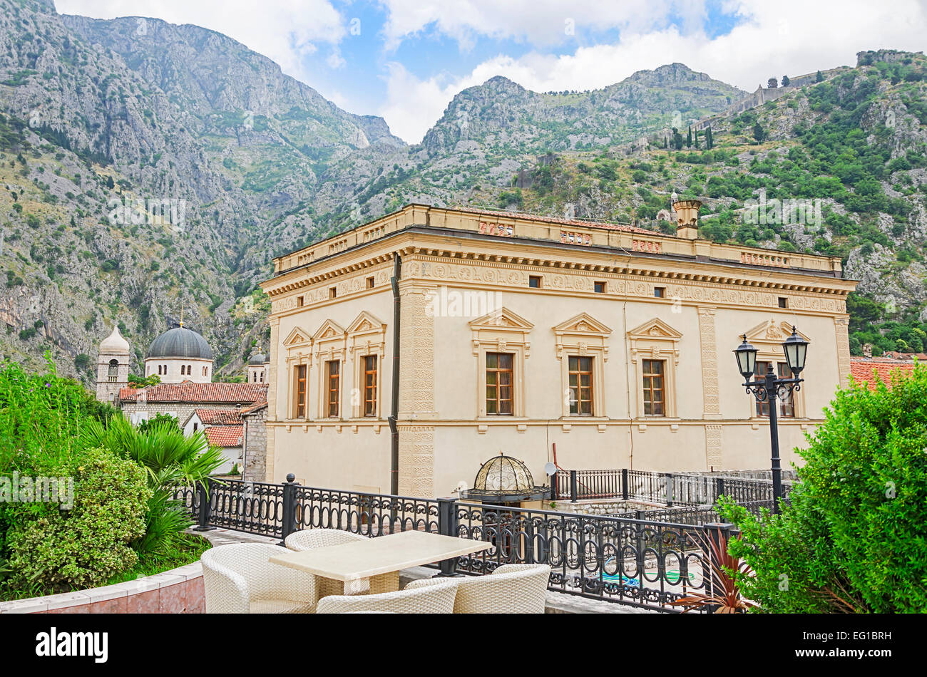 Il vecchio porto mediterraneo di Kotor è circondato da fortificazioni costruite durante il periodo veneziano. Foto Stock