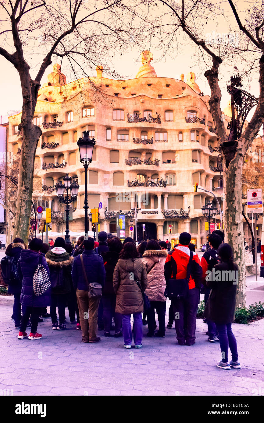 Gruppo di turisti in una parte anteriore della Casa Mila aka La Pedrera. Progettato da Antoni Gaudi. Barcellona, in Catalogna, Spagna. Foto Stock