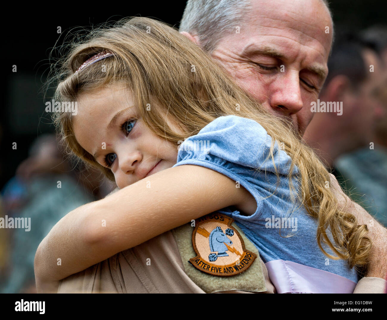 Stati Uniti Air Force Lt. Col. Thomas Frazier della 711th Special Operations Squadron riceve un abbraccio in ritardo da sua figlia dopo il ritorno da una distribuzione a sud-ovest Asia il 7 agosto, 2011. Più di 25 Air Force aviatori di riserva sono stati accolti a casa di un homecoming party al duca Campo, Fla. Tech. Sgt. Samuel King Jr. Foto Stock