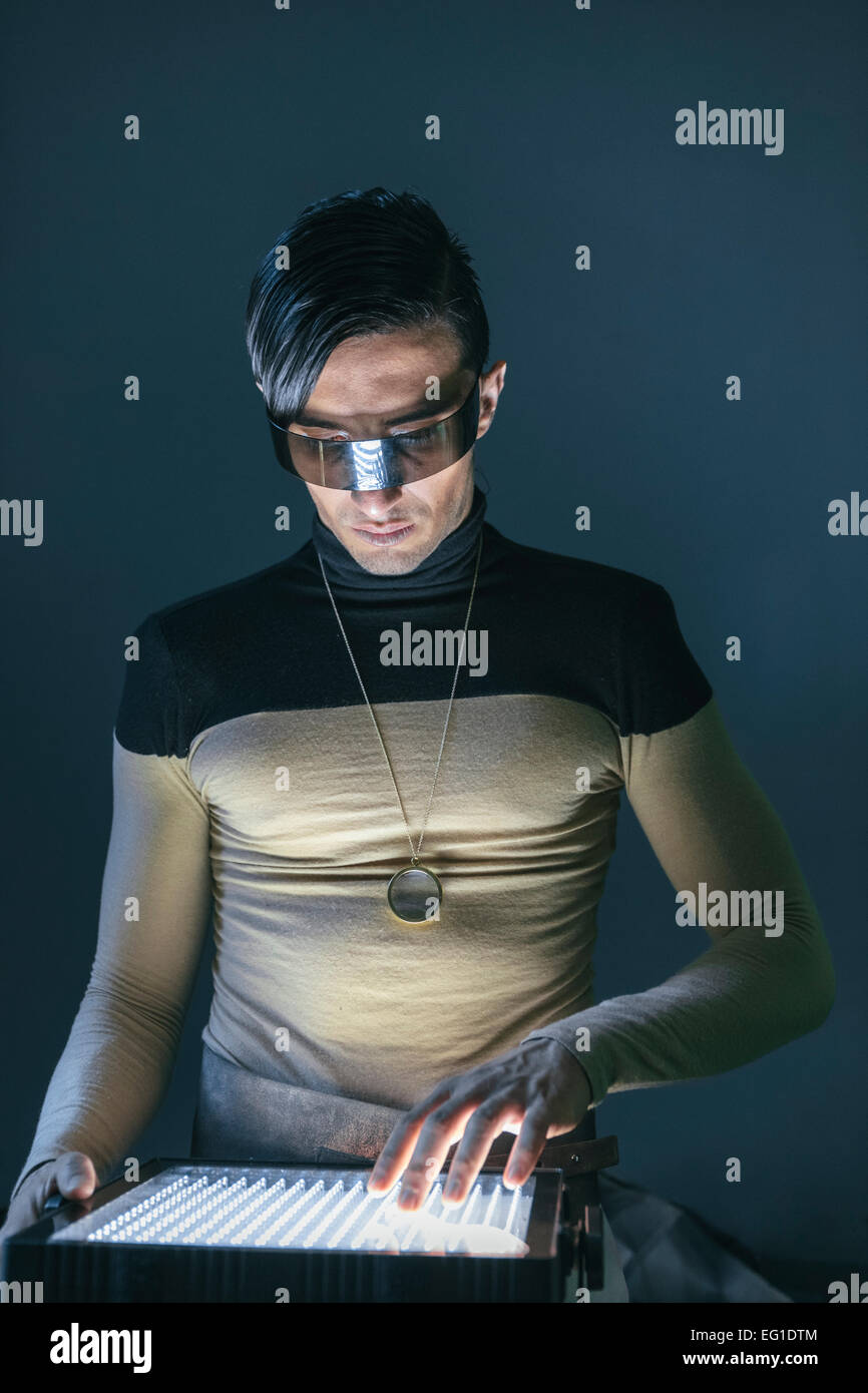 Il futuristico Hi Tech Fashion con gli occhiali come Tecnologia Gadget Foto stock Alamy