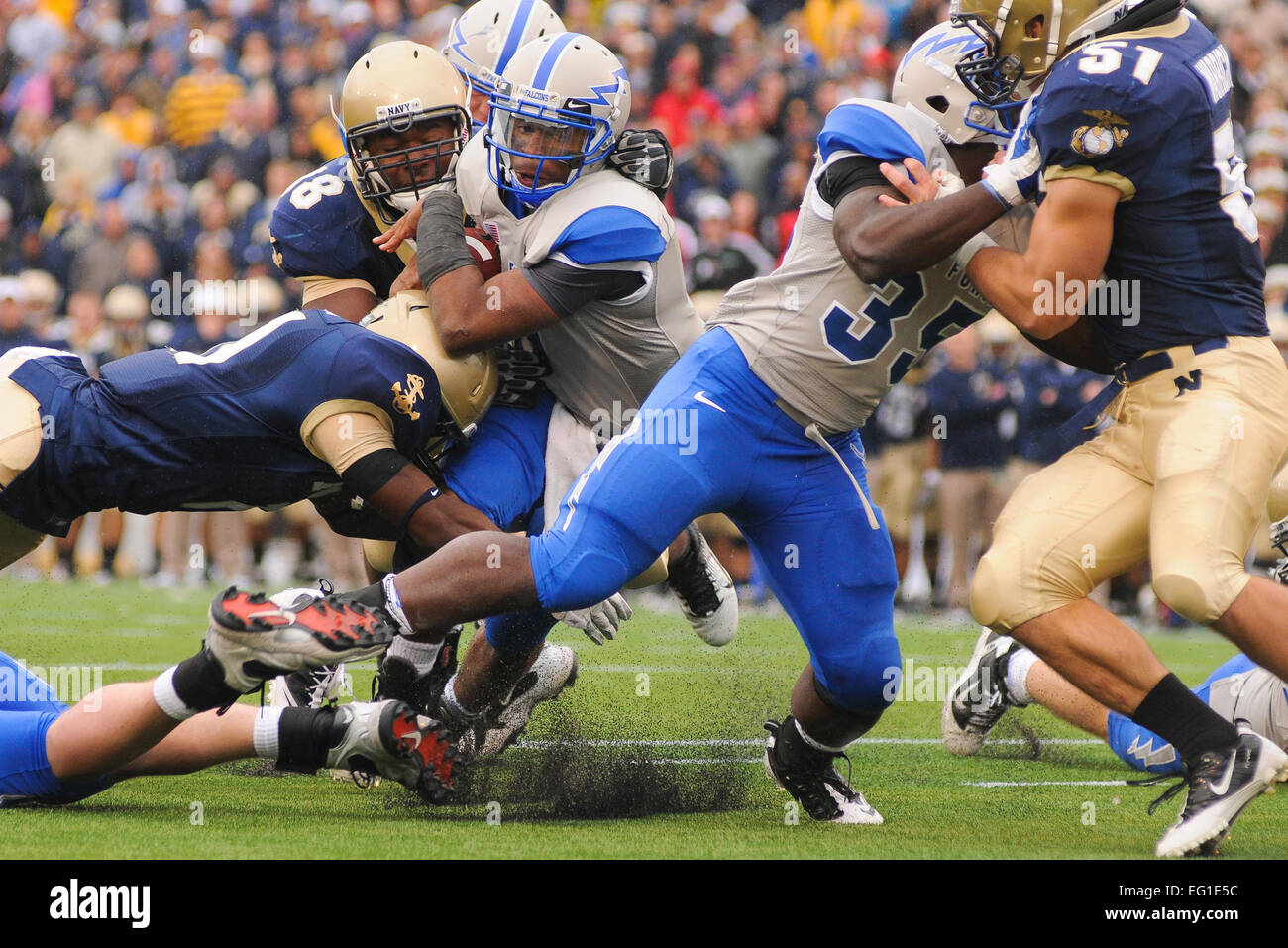 Air Force Academy quarterback Tim Jefferson precipita verso la zona di estremità durante le ore di lavoro straordinario dell'Accademia 35-34 Win 1 Ottobre, 2011. presso l'U.S. Accademia Navale. Il personale Sgt. Russ Scalf Foto Stock