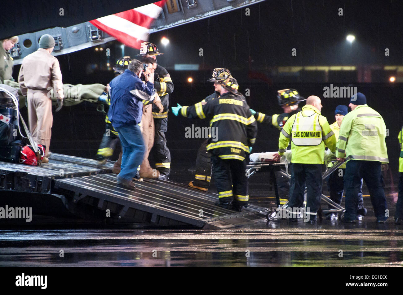 Stati Uniti Air Force di medicina aeronautica equipaggi di evacuazione, lungo con locale di emergenza personale medico, assistere i combattenti libici off un C-17 presso l'Aeroporto di Boston Logan ott. 29. Su richiesta del Dipartimento di Stato e diretta dal segretario della difesa militare degli Stati Uniti è il supporto degli Stati Uniti e internazionali di assistenza medica sforzi in Libia. In particolare, il GOVERNO DEGLI STATI UNITI Air Force trasportato 22 feriti libici a Spaulding siete Rehabilitation Hospital di Salem, messa. Foto di Walter Santos Foto Stock