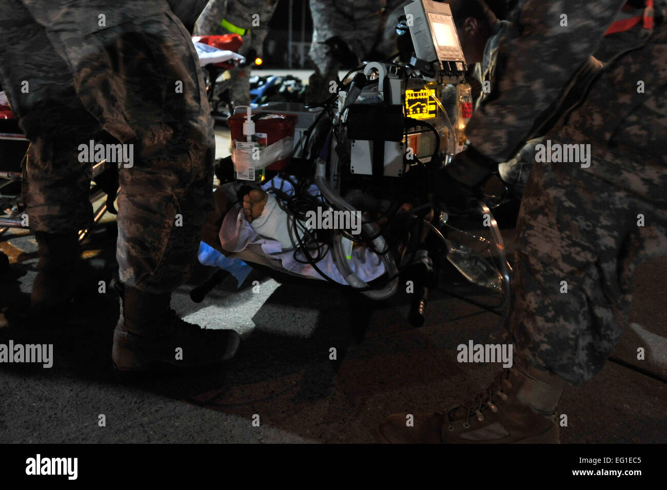 Un Critical Care il trasporto aereo di team di Landstuhl il Centro Medico Regionale di trasporto di un ferito combattente libico per una barella ott. 29, 2011, a Ramstein Air Base, Germania. Su richiesta del Dipartimento di Stato e diretta dal Segretario della Difesa, U.S. Africa il comando è il supporto di Stati Uniti e internazionali sforzo umanitario in Libia. In particolare, i militari statunitensi trasportati quattro feriti libici per trattamento in strutture mediche in Europa e 28 a strutture negli Stati Uniti. Tech. Sgt. Chenzira Mallory Foto Stock