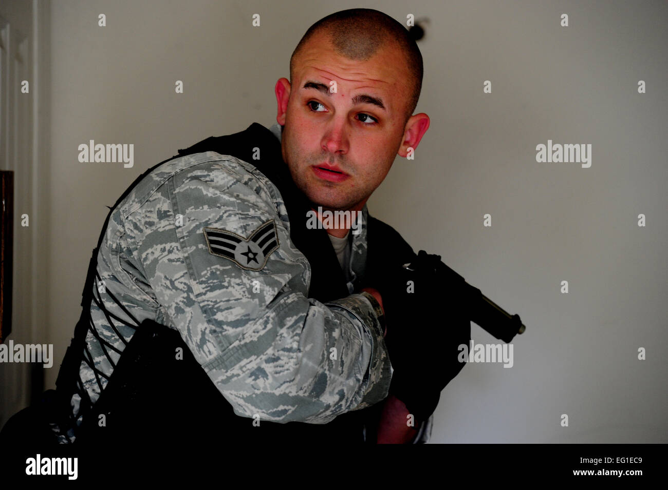 Stati Uniti Air Force Senior Airman Jonathan Garrett, 628th delle forze di sicurezza Squadron, cancella una stanza con il suo team nel corso di Close Quarters Battle formazione nov. 1, 2011, su base comune, Charleston S.C. Mentre in queste situazioni, le forze di sicurezza i team imparano a neutralizzare situazioni di rischio elevato, con un tempo limitato e in prossimità. Il personale Sgt. Nicole Mickle Foto Stock