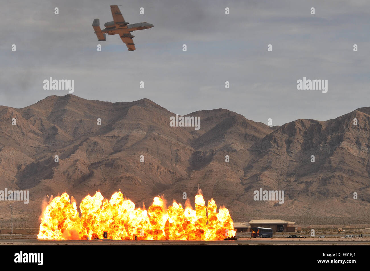 Un U.S. Air Force A-10 Thunderbolt II chiudere il supporto aereo aereo simula la sua aria a massa funzionalità durante il 2011 Aviation Nazione Open House alla Nellis Air Force Base, Nev., nov. 12, 2011. Aviation nazione celebra 70 anni di airpower in Las Vegas e la Air Force di realizzazioni in aria, lo spazio e il cyberspazio. Tech. Sgt. Bob Sommer Foto Stock