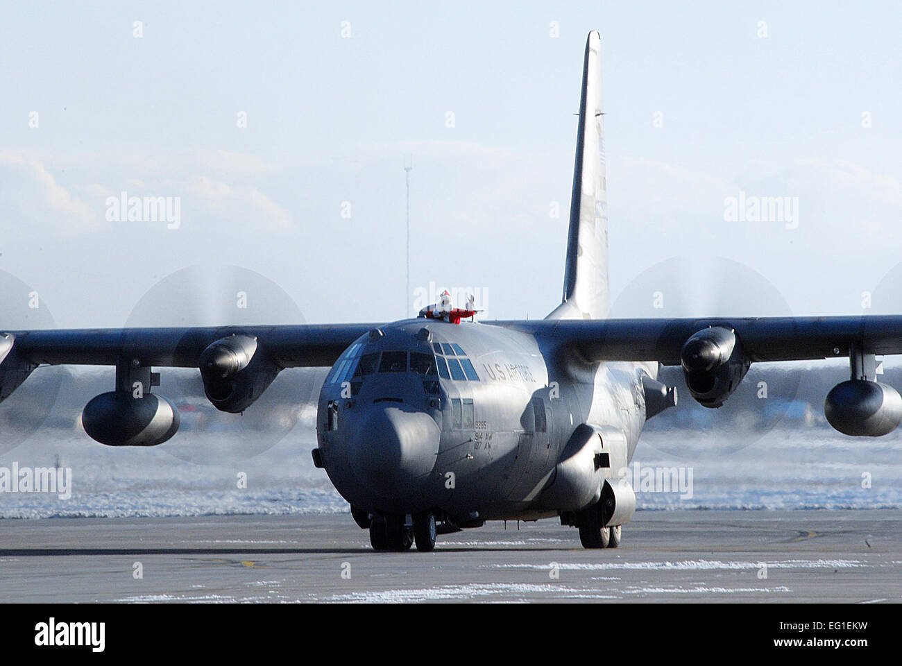 Stati Uniti Air Force aviatori dal 107th Airlift Wing dare Santa di una corsa su una Forza Aerea C-130 Hercules cargo aereo il 12 dic. 2011, durante il funzionamento del giocattolo di scendere a Niagara Falls riserva d'aria dalla stazione di Niagara Falls, N.Y. Il funzionamento del giocattolo Drop è un giro, filantropico progetto dove entrambi e estera americana paracadutisti di stanza a Fort Bragg, N.C., contribuiscono individualmente nuovi giocattoli non confezionate per essere distribuiti ai locali di orfanotrofi e agenzie di servizio sociale. Tech. Sgt. Joseph McKee Foto Stock