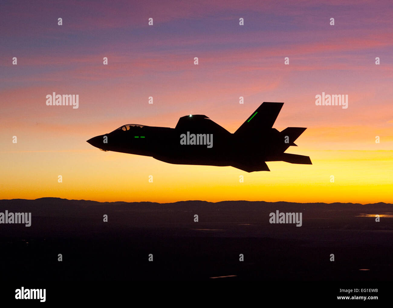 Un pilota assume la F-35 Lightning II Joint Strike Fighter Aircraft per il suo primo volo di notte nei pressi di Edwards Air Force Base in California, Gennaio 18, 2012. Da Tom Reynolds Foto Stock