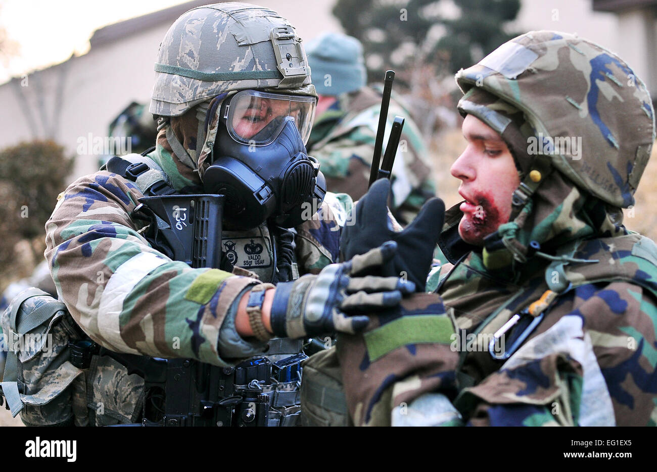 Stati Uniti Air Force Staff Sgt. Kendrick Valdo, una 51a delle forze di sicurezza Squadron patrolman, assiste il ruolo di giocatore durante una simulazione di crash bus a Osan Air Base AB, Corea del Sud, Gennaio 31, 2012. Osan AB aviatori partecipano a Beverly Bulldog 12-01, il primo esercizio dell'anno, che è stato progettato per testare la base di risposta durante un emergenza bellica. Il personale Sgt. Stefanie Torres Foto Stock